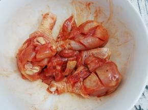 用手多按摩一会，然后盖上保鲜膜放入冰箱冷藏腌制五个小时