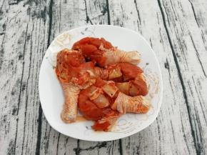 腌制好的鸡腿，取出放入盘中