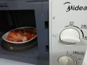 然后放入微波炉中