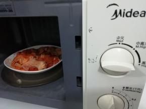 然后放入微波炉中