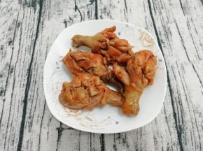 取出将里边的汤倒掉，再把鸡腿放入盘中