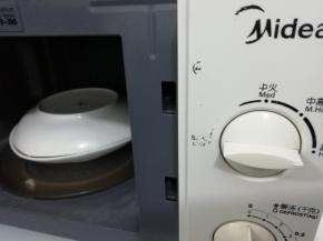 再放入微波炉中高火叮四分钟即可