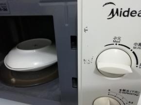 再放入微波炉中高火叮四分钟即可