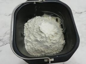 在加入面粉