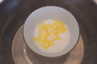 牛奶和黄油混合，隔热水使黄油融化，搅拌均匀