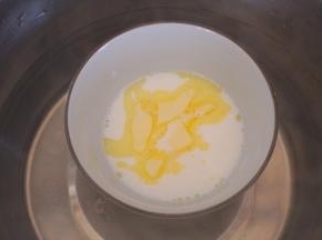 牛奶和黄油混合，隔热水使黄油融化，搅拌均匀