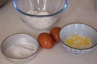 称量好所有材料备用，烤箱165度预热