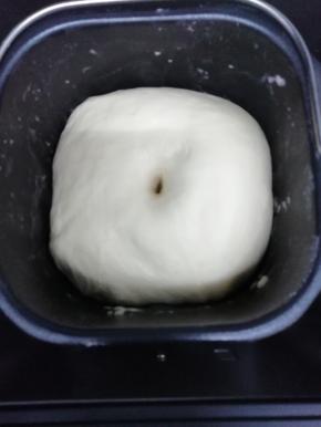 和好了面放入面包桶中进行第一发酵，发酵好的面团，用手指撮一下不回缩证明发好