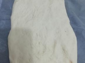 取出分成三等份，取其中的一份用手按成长形