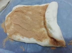 均匀的浇在面上，然后从一头卷起最后捏紧