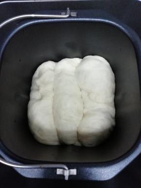 封口朝下，然后放入面包机中，进行第二次发酵