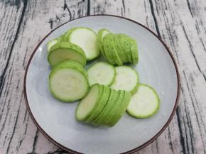 西葫芦洗干净，去掉两头，然后切成适当的片