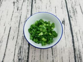 小葱切成粒