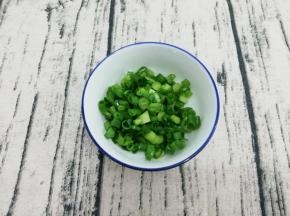 小葱切成粒