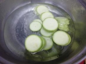 汤锅里加入适量的水，再加入少许盐和油大火烧开，再把西葫芦放入锅中焯熟