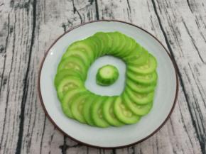 烨好的西葫芦捞出沥干水分，然后摆入盘中