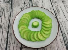 烨好的西葫芦捞出沥干水分，然后摆入盘中