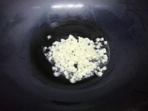 炒锅里放入适量的油烧热后，把大蒜放入锅中煸香