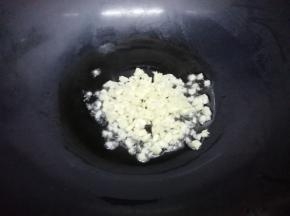 炒锅里放入适量的油烧热后，把大蒜放入锅中煸香