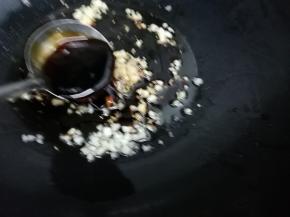 倒入蚝油翻炒几下，然后再加入适量的水，大火烧开
