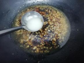 再把调好的水淀粉，倒入锅中勾芡