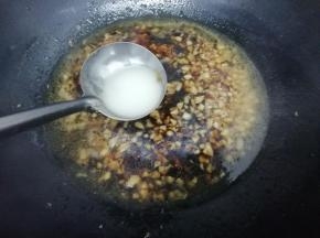 再把调好的水淀粉，倒入锅中勾芡