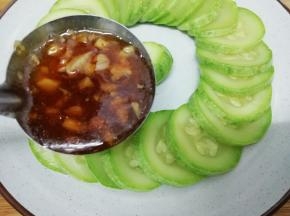 再把调好的汤汁均匀的浇在西葫芦上