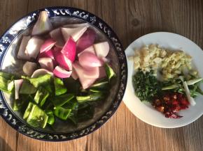 青椒洗净去蒂去籽切块，洋葱切块，葱摘洗干净分别切葱花和葱段，生姜、大蒜、小米椒和干辣椒切碎备用