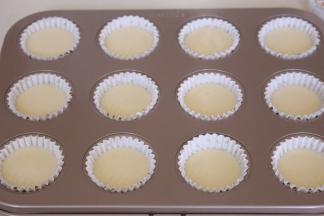 将搅拌均匀的蛋糕糊倒入模具，震出气泡