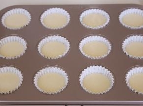 将搅拌均匀的蛋糕糊倒入模具，震出气泡