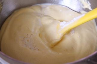 将温热的牛奶和黄油倒入蛋糊中