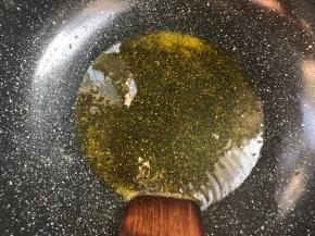 热锅给油，放入少许盐拌匀