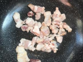 锅留底油，放入五花肉煎炒出油，至微黄