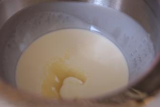 奶油中加入细砂糖