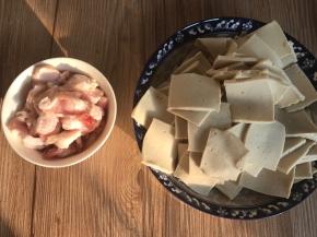 把五花肉和千叶豆腐，洗净切薄片