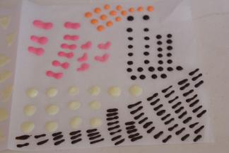 粉色画出蝴蝶结，黑色画胡须，橘色画嘴巴，放入冰箱冷藏备用