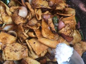 调入味精，炒匀关火，起锅前撒入葱花即可