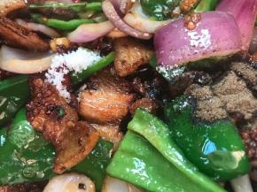 调入胡椒粉和少许盐，炒匀