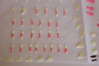 粉色的挤在白色上面