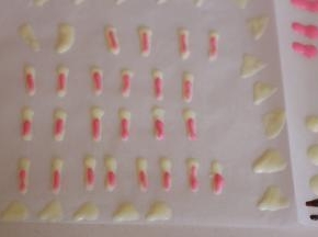 粉色的挤在白色上面