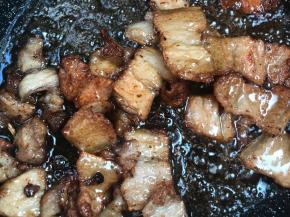 放入料酒和生抽，炒匀至香