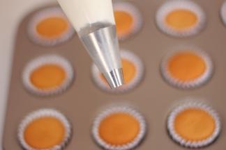 裱花袋中放入圆形裱花嘴，放入奶油