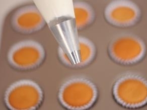 裱花袋中放入圆形裱花嘴，放入奶油