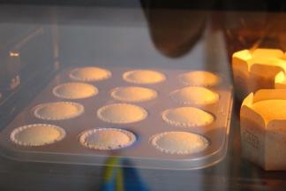 把蛋糕糊放入烤箱，165度10分钟转160度10分钟