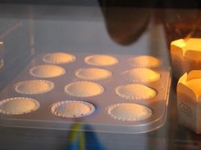 把蛋糕糊放入烤箱，165度10分钟转160度10分钟