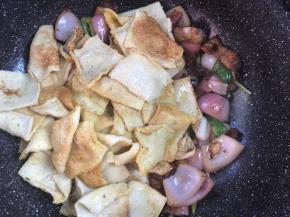 加入千叶豆腐，炒匀入味