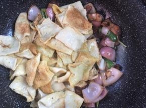 加入千叶豆腐，炒匀入味