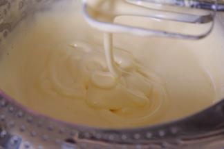 直至打发到滴落的花纹不易消失即可