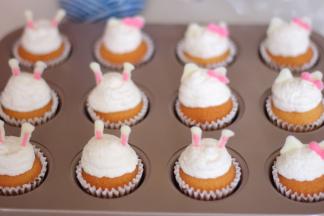 将奶油挤到蛋糕上面，冰箱取出了巧克力表情