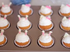 将奶油挤到蛋糕上面，冰箱取出了巧克力表情